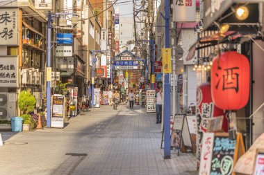 Tokyo, Japonya - 18 Ağustos 2018: Fener kelime Alcool Kanda İstasyonu Batı çıkışına Yamanote hatta alışveriş caddesi bir restoranda önündeki anlamına Sake ile. Sokakta 300 metre boyunca uzanır ve en az 100 mağazalara sahiptir.