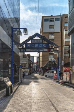 Tokyo, Japonya - 18 Ağustos 2018: Mavi metal giriş kapısı Kanda İstasyonu Batı çıkışına Yamanote hatta alışveriş caddesi. Sokakta 300 metre boyunca uzanır ve en az 100 mağazalara sahiptir.