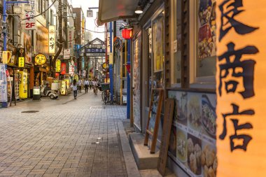 Tokyo, Japonya - 18 Ağustos 2018: Fener ve mavi metal giriş kapısı Kanda İstasyonu Batı çıkışına Yamanote hatta alışveriş caddesi. Sokakta 300 metre boyunca uzanır ve hiçbir 100 mağazalara, restoranlar veya pachinko vardır.