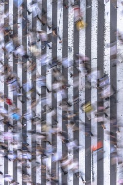 Otomobillerin trafik ve ayak izlerini geçenler tarafından kullanılan siyah asfalt üzerinde beyaz çizgili bir Japon yaya geçiş Tokyo hava görünümünü boyalı.