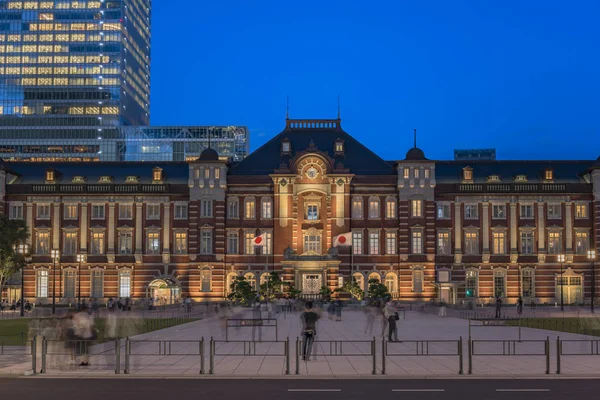 Marunouchi tarafındaki Tokyo Tren İstasyonu şehirdeki Chiyoda, Tokyo, Japonya gece görünümü. İstasyon onun yön tabela Marunouchi ve Yaesu taraf ayrılmıştır.