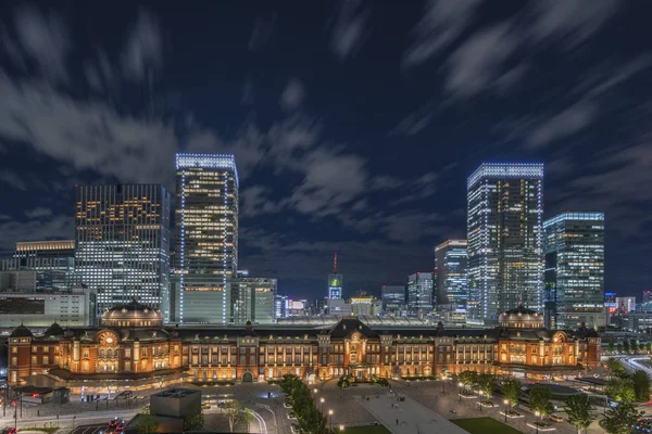 Gece panoramik Marunouchi tarafı Tokyo Tren İstasyonu şehirdeki Chiyoda, Tokyo, Japonya. İstasyon onun yön tabela Marunouchi ve Yaesu taraf ayrılmıştır.