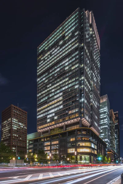 Shin Marunouchi bina Marunouchi tarafındaki Tokyo Tren İstasyonu şehirdeki Chiyoda, Tokyo, Japonya gece manzarası. Genellikle kısaca 