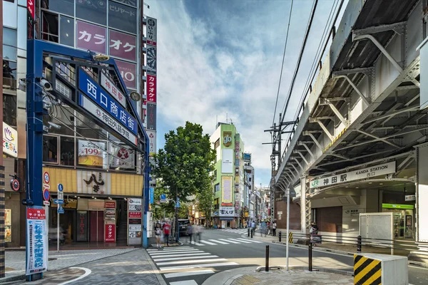 山手線神田駅西口から商店街の東京 2018 青い金属入り口ゲート 通りで 300 メートル以上 100 ショップ — ストック写真