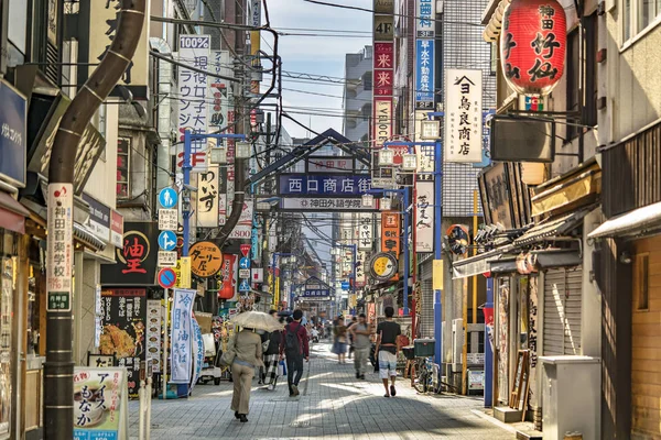 Tokyo, Japonya - 18 Ağustos 2018: Mavi metal giriş kapısı Kanda İstasyonu Batı çıkışına Yamanote hatta alışveriş caddesi. Sokakta 300 metre boyunca uzanır ve en az 100 mağazalara sahiptir.