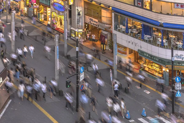 Tokyo, Japonya - 22 Ağustos 2018: Entreance, yaya kesişimi Sunshine 60 Doğu çıkışına Ikebukuro İstasyonu satırlarının Restoranlar, mağazalar, oyun salonu ve ünlü otaku'nın şehir otome yol için önde gelen sinema ile birbirine bağlayan cadde.