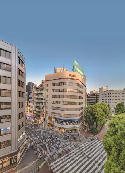 Tokyo, Japonya - 22 Ağustos 2018: Sunshine 60 Doğu çıkışına Ikebukuro İstasyonu satırlarının Restoranlar, mağazalar, oyun salonu ve ünlü otaku'nın şehir otome yol için önde gelen sinema ile birbirine bağlayan cadde entreance giden yaya kavşak.