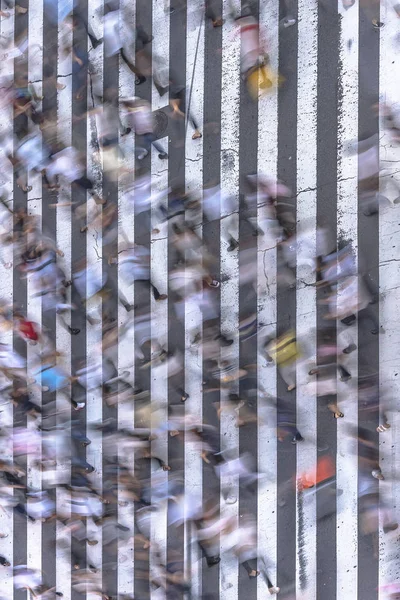 Otomobillerin trafik ve ayak izlerini geçenler tarafından kullanılan siyah asfalt üzerinde beyaz çizgili bir Japon yaya geçiş Tokyo hava görünümünü boyalı.