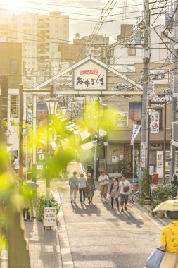 Tokyo, Japonya : 23 Ağustos 2018: Tokyo'daki Nishi-Nippori'de Alacakaranlık Merdivenleri anlamına gelen ünlü Yuyakedandan merdivenleri. Merdivenlerin üstünden Yanaka Ginza'ya bakan manzara gün batımı için muhteşem bir yer olarak ünlüdür.. 