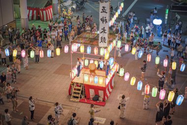 Tokyo, Japonya : 23 Ağustos 2018: Tokyo'nun Arakawa semtinde yaz gecesi ışıklı kağıt fenerlerle Obon festivali için dekore edilmiş Nippori tren istasyonunun önündeki meydanın manzarası.