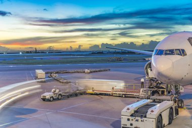 Tokyo, Japonya - 13 Eylül 2018: Naha Havalimanı Okinawa havaalanı pistinde güzel bir günbatımı silueti ve yaz bulutları olan Boeing uçağı.