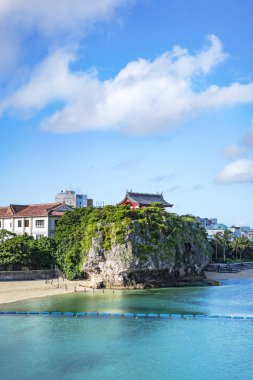 Tokyo, Japonya - 15 Eylül 2018: Japonya 'nın Okinawa ilindeki Naha plajı ve okyanusuna bakan Shinto Tapınağı Naminoue' nin yaz manzarası.