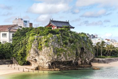 Tokyo, Japonya - 15 Eylül 2018: Japonya 'nın Okinawa ilindeki Naha plajı ve okyanusuna bakan Shinto Tapınağı Naminoue' nin yaz manzarası.