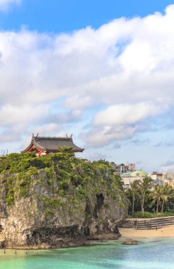 Tokyo, Japonya - 15 Eylül 2018: Shinto Tapınağı Naminoue Japonya 'nın Okinawa ilindeki Naha plajı ve okyanusuna bakan bir uçurumun tepesinde..