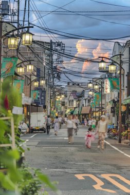 Tokyo, Japonya - 25 Ağustos 2019: Retro eski moda alışveriş sokağı Yanaka Ginza, Tokyo 'daki Nishi-Nippori' de Dusk Basamakları anlamına gelen Yuyakedandan merdivenlerinden gün batımının altın saati için muhteşem bir yer..