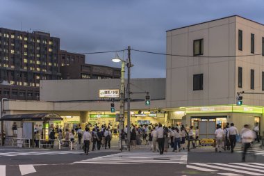 Tokyo, Japonya - 27 Ağustos 2019: Meiji Üniversitesi 'nin ana caddesi Guitar Street olarak bilinen Tokyo' daki Ochanomizu İstasyonu, her iki tarafında da kullanılmış gitar dükkanları, keman dükkanları veya saksafon dükkanları yer alıyor..