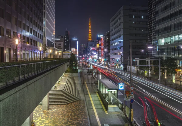 浜松町駅世界貿易センター ビルディング 東京タワー 六本木ヒルズに通じる道の入り口に東京 2018 夜のトラフィック — ストック写真