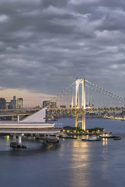 Szivárvány Hídhoz Vezető Körforgalom Teherhajókkal Tokiói Odaiba Öbölben Horgonyzó Vagy — Stock Fotó