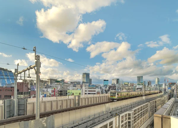 東京都 2019年9月8日東京の青空の下 山手線の列車が千代田区の建物の上を通過する神田駅 — ストック写真