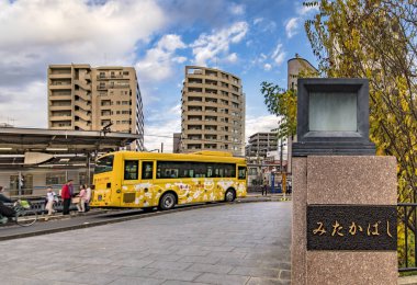 Tokyo, Japonya - Aralık 05 2018: Tokyo Mitaka İstasyon Meydanı 'ndaki Japon Ghibli Animasyon Müzesi otobüs durağı.