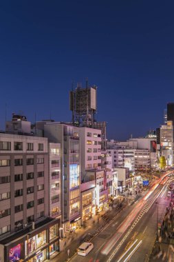 Tokyo, Japonya - 15 Mart 2019: Japon gençlik kültürü modasının kuşların bakış açısı Harajuku Laforet 'in kesişiminde geceleri Japonya' nın başkenti Tokyo 'da Champ-lyses.