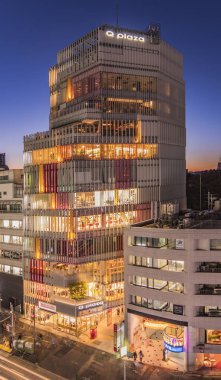 Tokyo, Japonya - 15 Mart 2019: Japon gençlik kültürü bölgesindeki Q plaza binasının kuşları gün batımında Tokyo, Japonya 'da Laforet kavşağının yakınındaki Harajuku moda bölgesi.