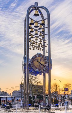 Tokyo, Japonya - Aralık 05 2019: Günbatımında Nakano İstasyonu 'nun kuzey çıkışındaki Sun Plaza binasının saat anıtı.