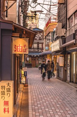 Tokyo, Japonya - Aralık 05 2019 Nakano İstasyonu 'nun arka sokağı Aydınlatılmış imzalı Japon Soba Noddles restoranları.