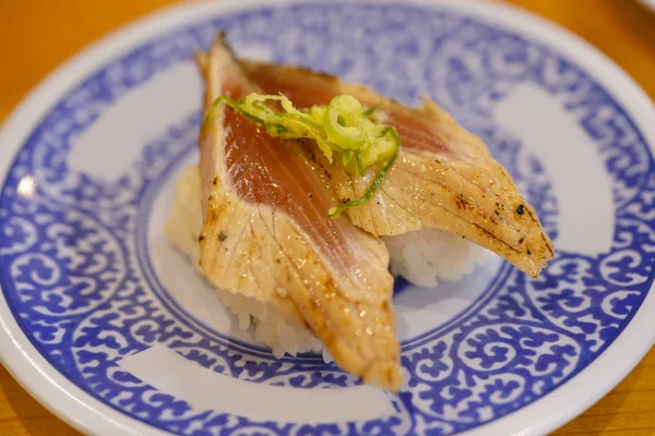 醤油で焼いた日本のサーモン寿司のクローズアップ — ストック写真