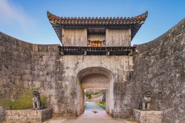 Na Shuri Mahallesi'nde Shuri Kalesi'nin Kankaimon kapısı