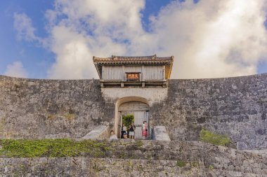 Japonya'nın Okinawa vilayetinin başkenti Naha'nın Şurai mahallesindeki Shuri Kalesi'nin Kyukeimon kapısı.