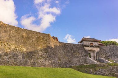 Japonya'nın Okinawa vilayetinin başkenti Naha'nın Şurai mahallesindeki Shuri Kalesi'nin Kyukeimon kapısı.