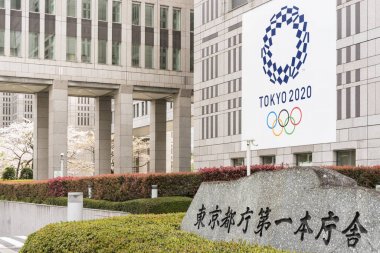 Tokyo, Japonya - 8 Nisan 2019: Tokyo Metropolitan Hükümeti'nin girişinde logolu 2019 Olimpiyat Paralimpik Afişi, Tokyo Metropolitan Hükümet Ofisi 1.Ana Ofis Binası'nın yazıldığı yer.