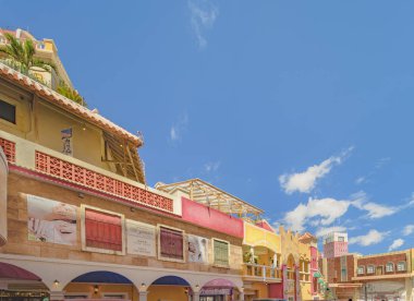 Chatan, Japonya - 17 Eylül 2018: Distorsiyon Seaside, Oak Fashion ve Depot Island Seaside'ın bulunduğu Okinawa'daki Amerikan köyü Chatan'ın alışveriş merkezi