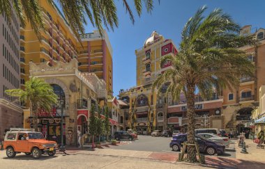 American Village, Japonya - 17 Eylül 2018: Distorsiyon Seaside, Ouk Fashion and Depot Island Seaside binalarının bulunduğu Okinawa adasındaki Chatan City'nin Amerikan köyüalışveriş merkezi