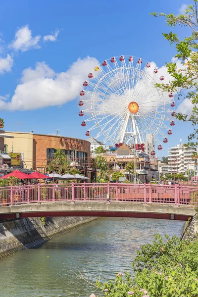 Chatan City Red Steel Bridge och Mihama Carnival Park Ferris WHE — Stockfoto