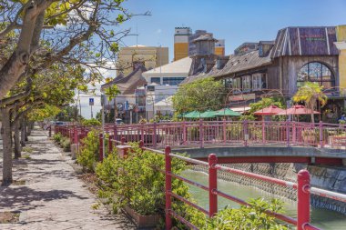 American Village, Japonya - 17 Eylül 2018: Chatan City nehri ve kırmızı çelik köprü American Village'da