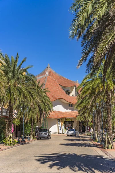 American Village, Japonya - 17 Eylül 2018: Distortion Seaside, Oak Fashion and Depot Island Seaside'ın bulunduğu Okinawa adasındaki Chatan City'nin Amerikan köyüalışveriş merkezi