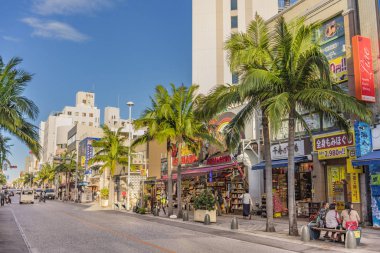 Uluslararası sokak, Japonya-Eylül 17 2018: Okinawa Naha kentinde turistler ile çok popüler uluslararası sokak anlamına Kokusai Dori sokak