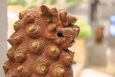 Okinawa 'da Chatan şehrinin Amerikan köyü mahallesinde Okinawan shisa aslan heykeli.