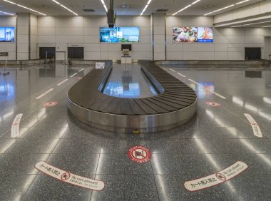 Okinawa, Japonya - 18 Eylül 2018: Tokyo'daki Haneda Havaalanı'nın geliş salonunda bagaj koşu bandı.