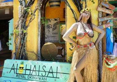 Okinawa adasında Chatan City Amerikan köyünün alışveriş merkezinde hawaiili hula dansçı çim etek ve hindistan cevizi sütyen giyen bir tropikal dansçı manken bebek.
