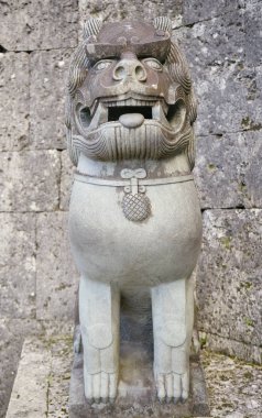 Naha Shuri mahallede Shuri Kalesi'nin Kankaimon kapısının önünde Koruyucu tanrı Shisa aslan heykel, Okinawa Prefecture başkenti, Japonya.