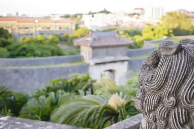 Naha Shuri mahallede Shuri Kalesi'nin Kankaimon kapısının önünde Koruyucu tanrı Shisa aslan heykel, Okinawa Prefecture başkenti, Japonya.