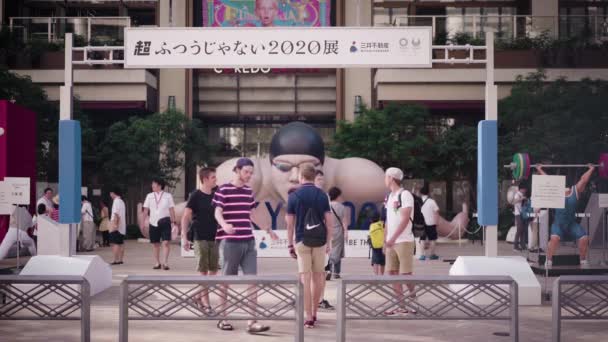 Veranstaltung "be the change tokyo 2020" zum Thema der zukünftigen Olympischen Spiele in Tokio im Jahr 2020. um dieses Denkmal herum konnten Passanten fast zwanzig olympische Sportarten testen, um die von den Athleten überschrittenen Grenzen wieder zu entdecken.. — Stockvideo