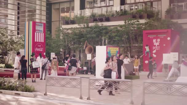 Event "be the Change Tokyo 2020" georganiseerd op het thema van de toekomstige Olympische spelen in Tokio in 2020. Rond dit monument kunnen voorbijgangers bijna twintig Olympische sport disciplines testen om de grenzen te herontdekken die de atleten overtroffen. — Stockvideo