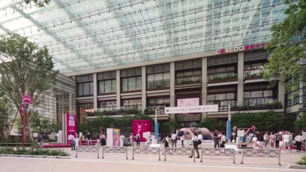 Veranstaltung "be the change tokyo 2020" zum Thema der zukünftigen Olympischen Spiele in Tokio im Jahr 2020. um dieses Denkmal herum konnten Passanten fast zwanzig olympische Sportarten testen, um die von den Athleten überschrittenen Grenzen wieder zu entdecken.. — Stockvideo