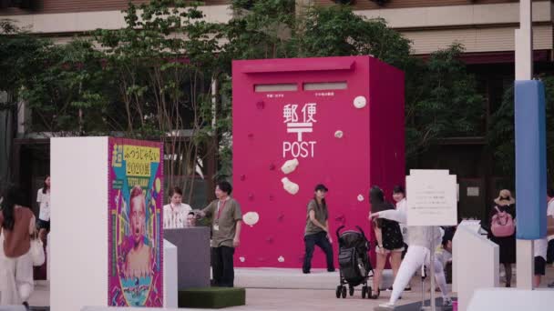 Event "Be the change Tokyo 2020" organized on the theme of the future Olympic Games in Tokyo in 2020. Around this monument passers-by could test nearly twenty Olympic sports disciplines to rediscover the limits exceeded by the athletes. — Stock Video