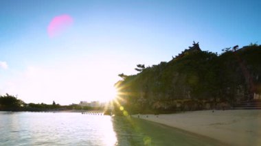 Okinawa Prefecture, Japonya'da Naha plajı ve okyanusuna bakan bir uçurumun tepesinde Shinto Tapınağı Naminoue gündoğumu manzara Video.