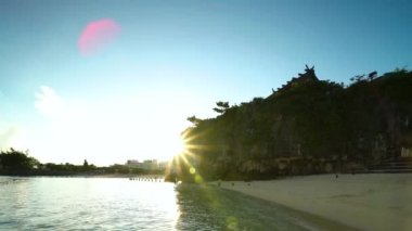 Okinawa Prefecture, Japonya'da Naha plajı ve okyanusuna bakan bir uçurumun tepesinde Shinto Tapınağı Naminoue gündoğumu manzara Video.
